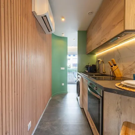 1-br Quiet Setting Near Center *